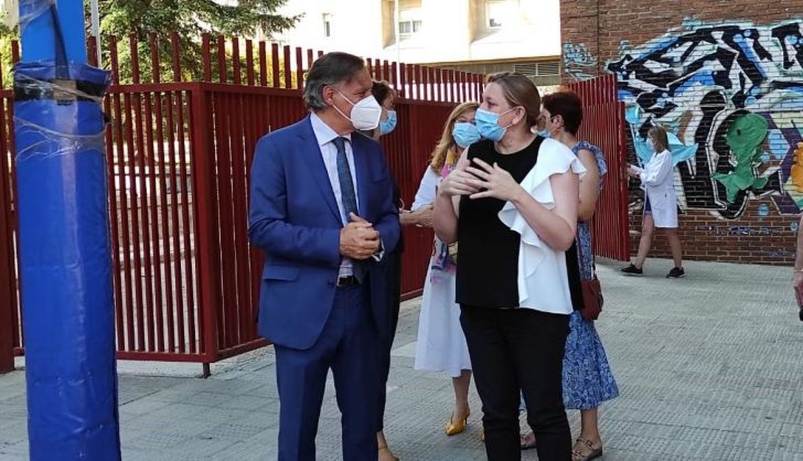 El alcalde de Salamanca, Carlos García Carbayo, y la consejera de Familia, Isabel Blanco, en el colegio salmantino Rufino Blanco (2)