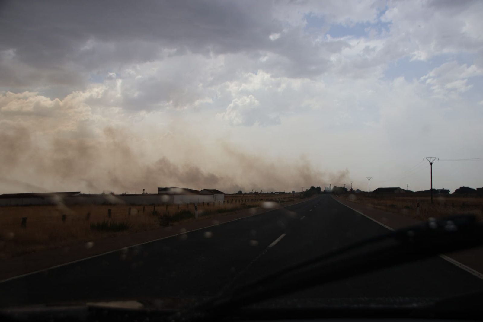 Un incendio de nivel 2 afecta al entorno rural de Martín de Yeltes