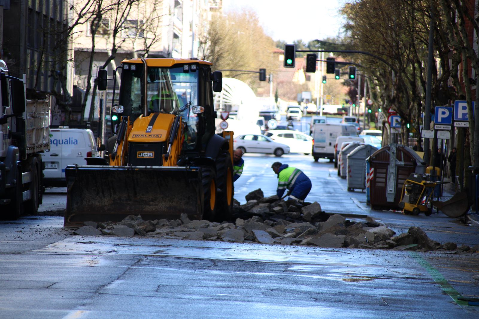 Cortes de tráfico en la avenida de Torres Villarroel por obras de asfaltado. Foto de archivo