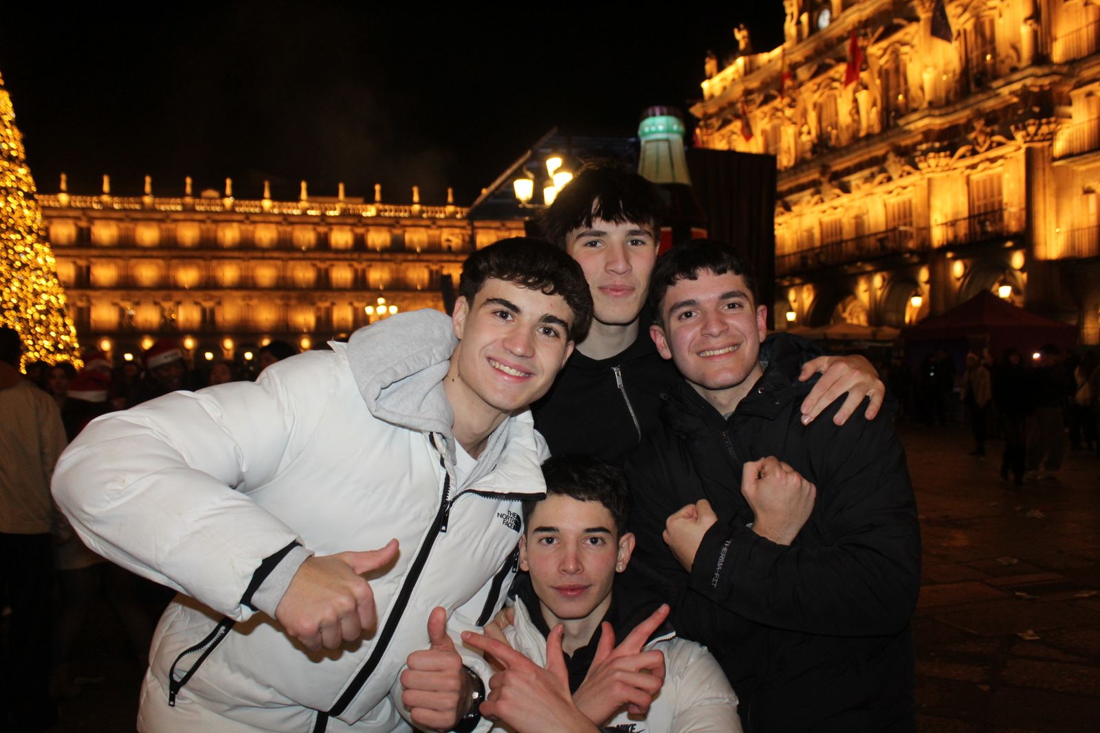 Miles de personas disfrutan de las campanadas y la fiesta del Fin de Año Universitario