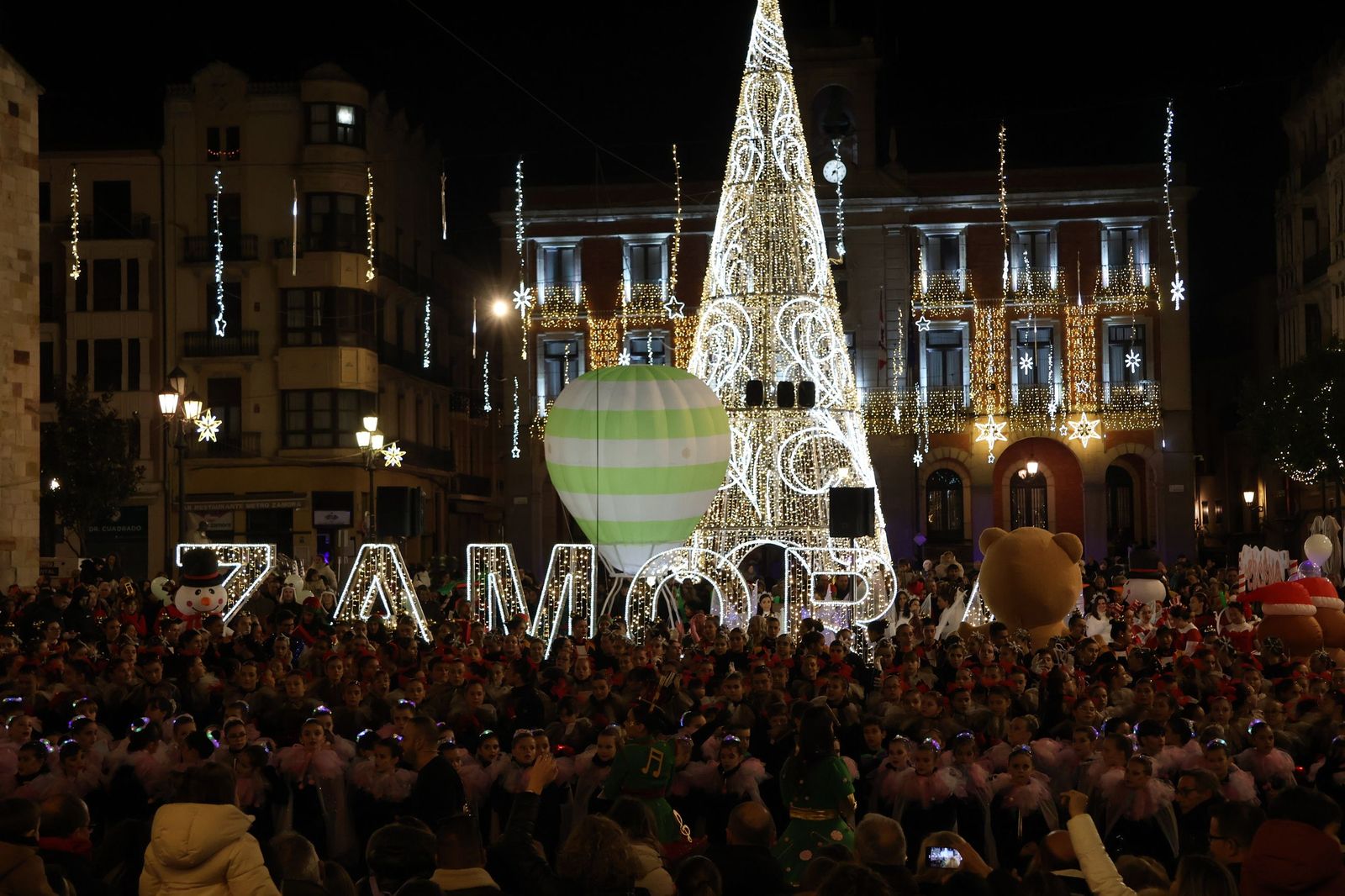 GALERÍA | El animado pasacalles de Escena por el centro de Zamora, en imágenes