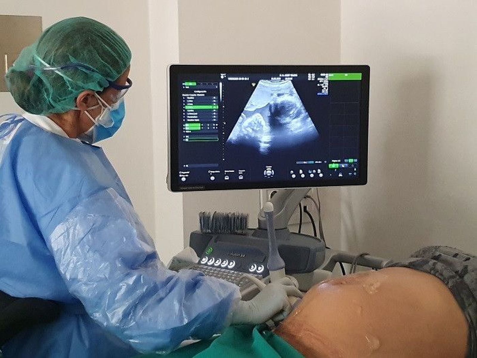 Ecografía a una paciente embarazada