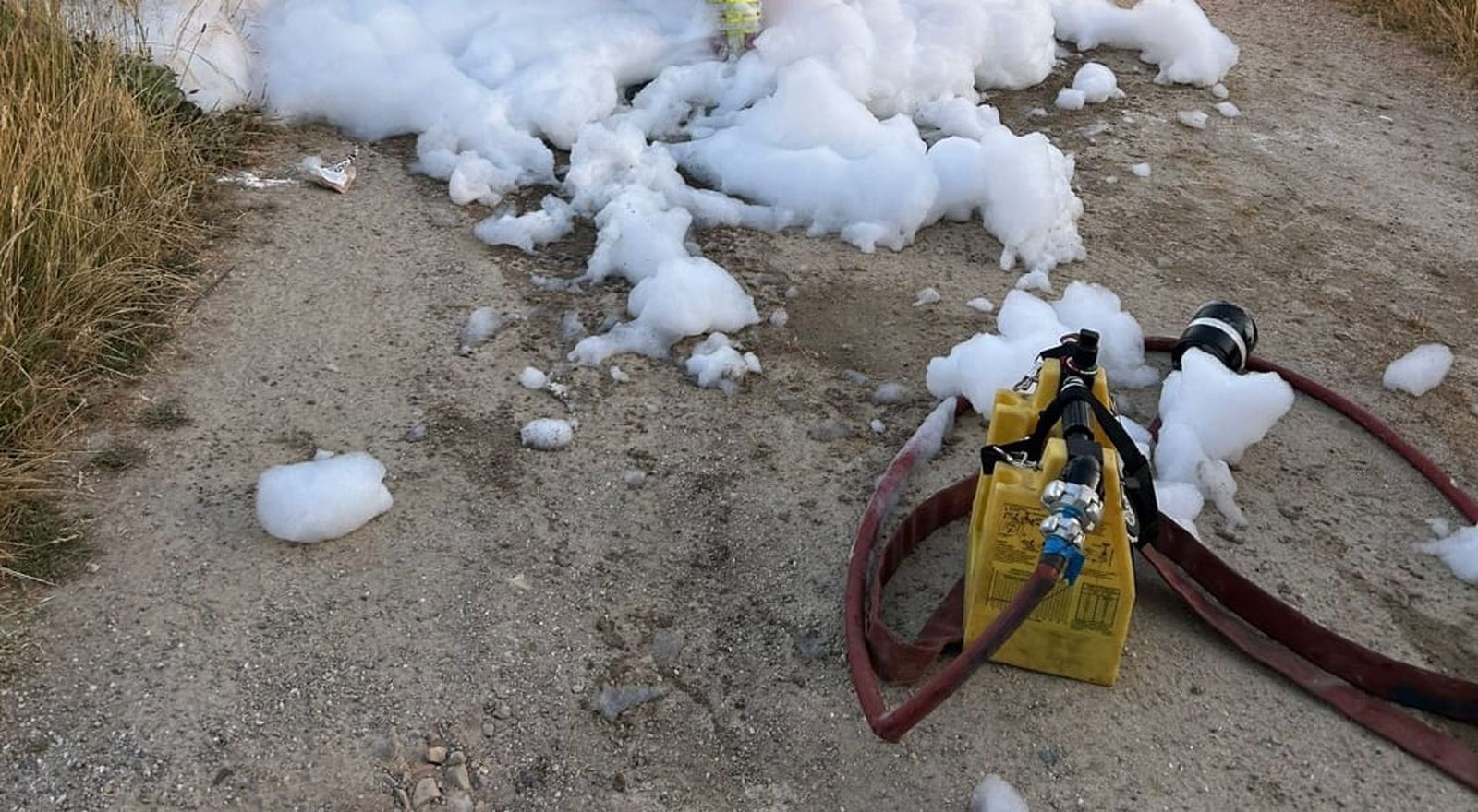 Por suerte, y según ha podido saber SALAMANCA24HORAS, la rápida actuación de los efectivos de emergencias ha sido clave para evitar que el incendio se propagara al encontrarse en un camino de tierra junto a una zona de campo, que hubiera podido prender de forma rápida.