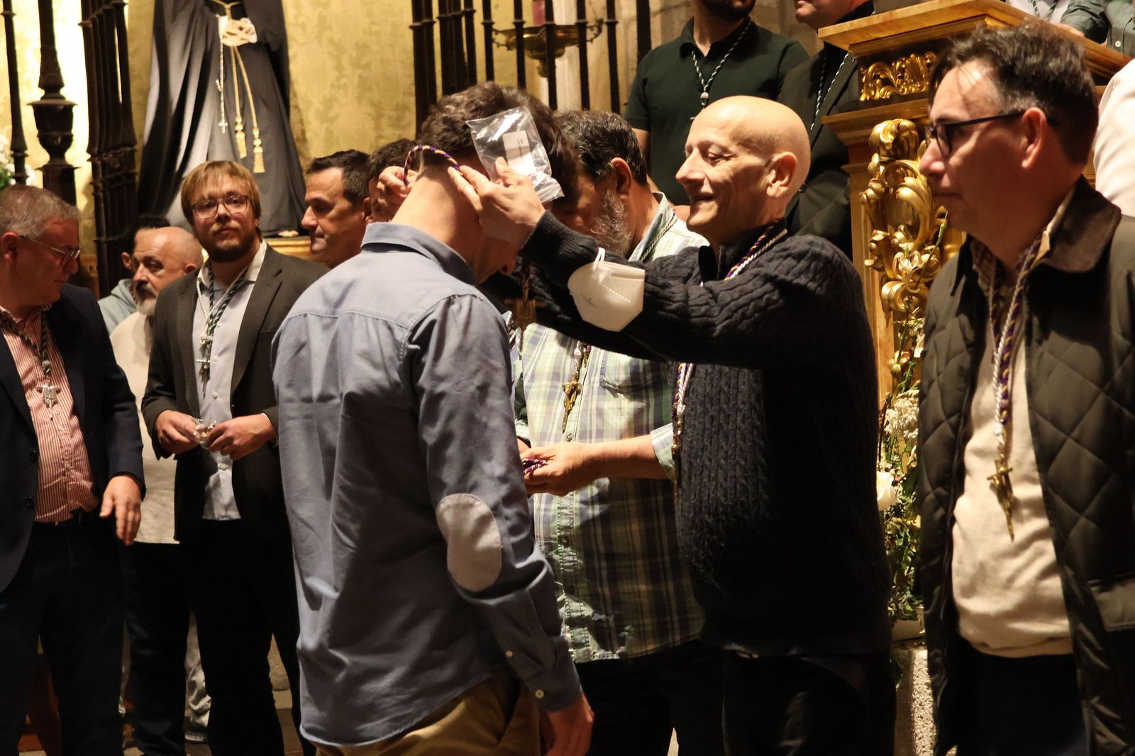 GALERÍA | Entrada de nuevos hermanos a la Cofradía de la Vera Cruz