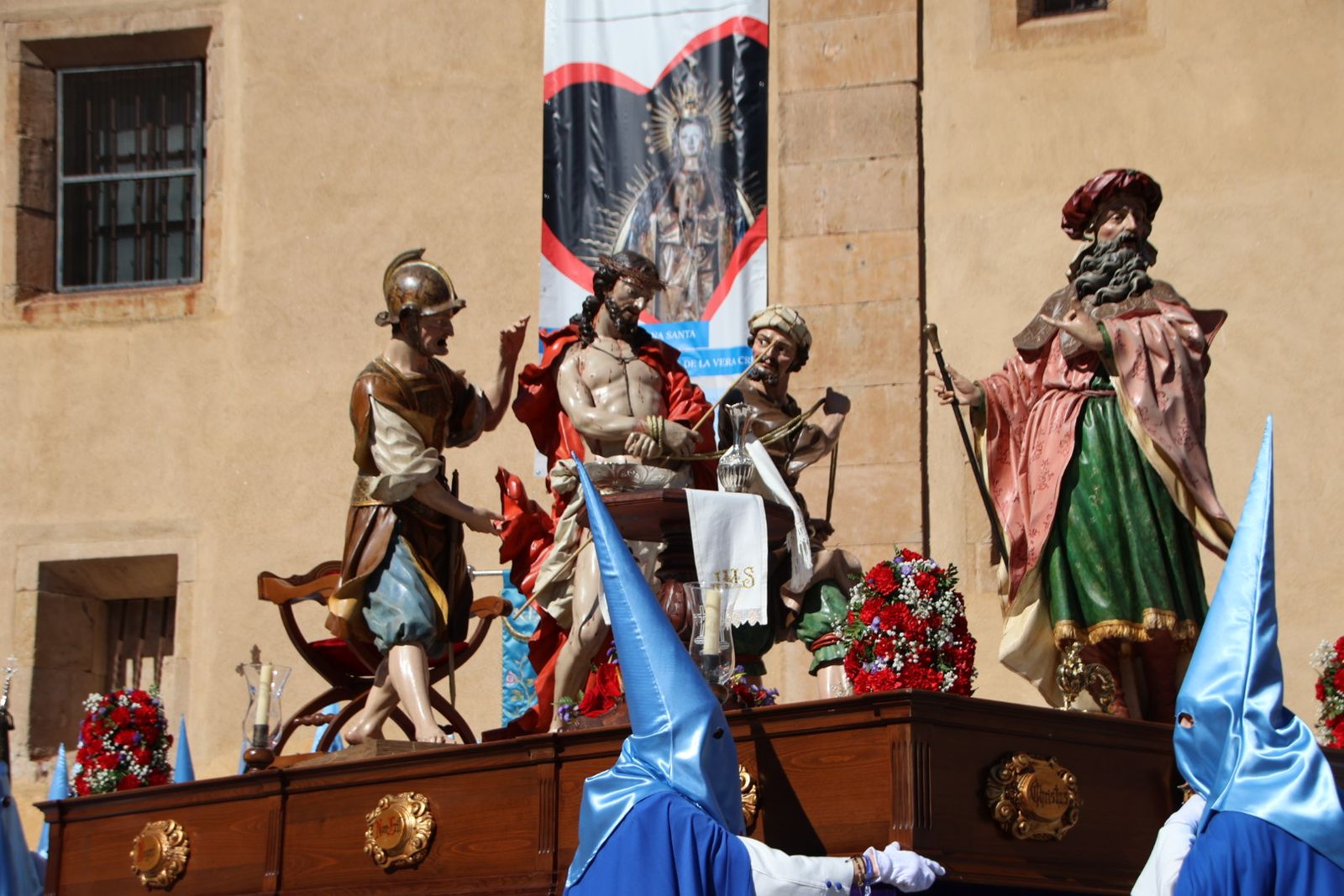 La devoción por el Santo Entierro llena de fe y pasión las calles de Salamanca