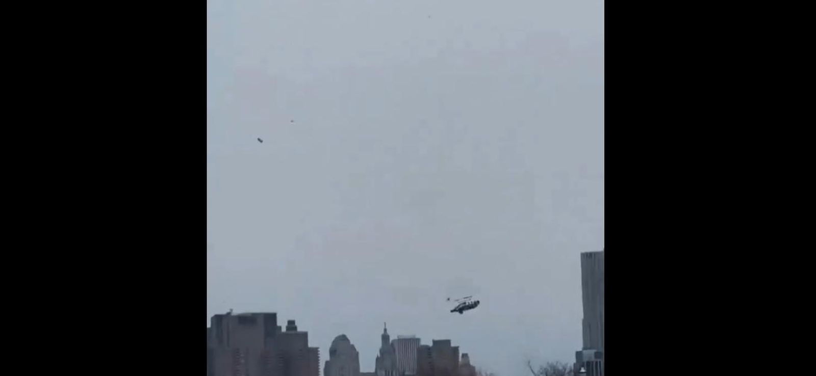 Imagen del momento en el que el helicóptero se precipita al río
