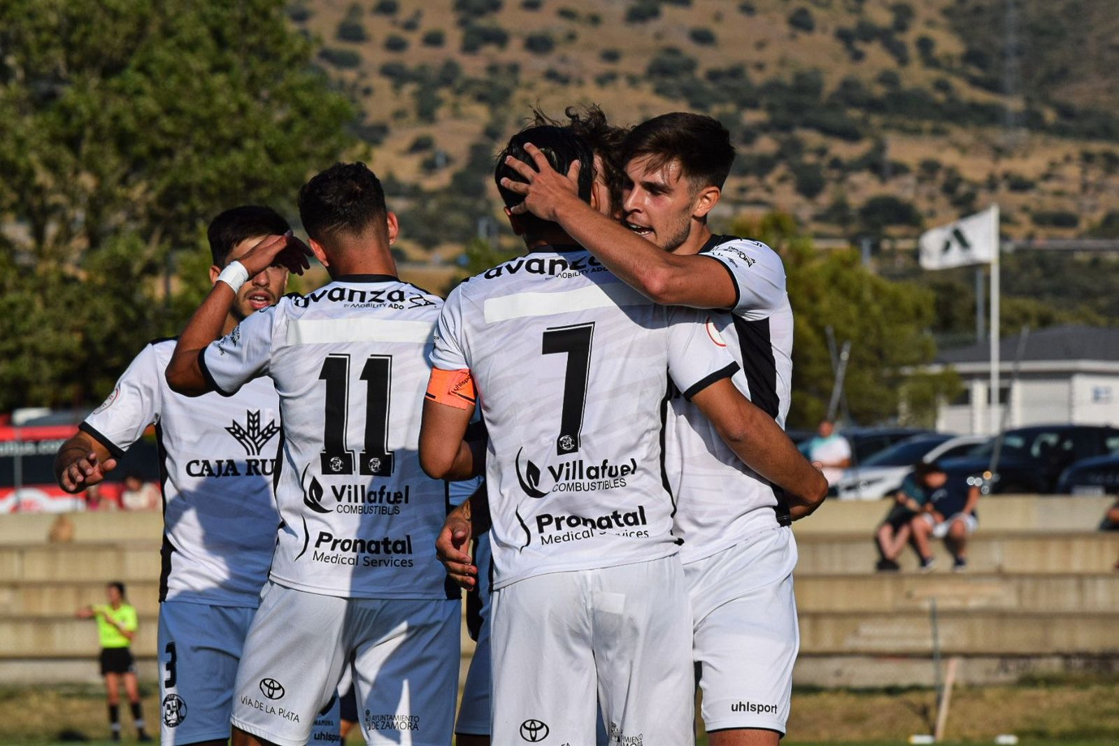 Los jugadores del Zamora CF celebran el tanto