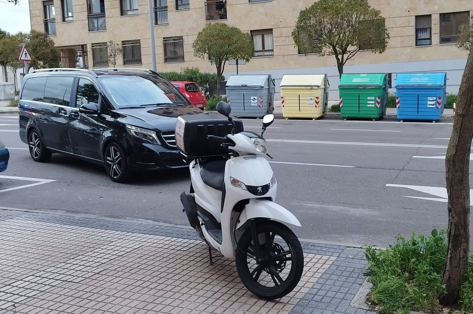 Choque entre una furgoneta y una moto. Foto Andrea M.