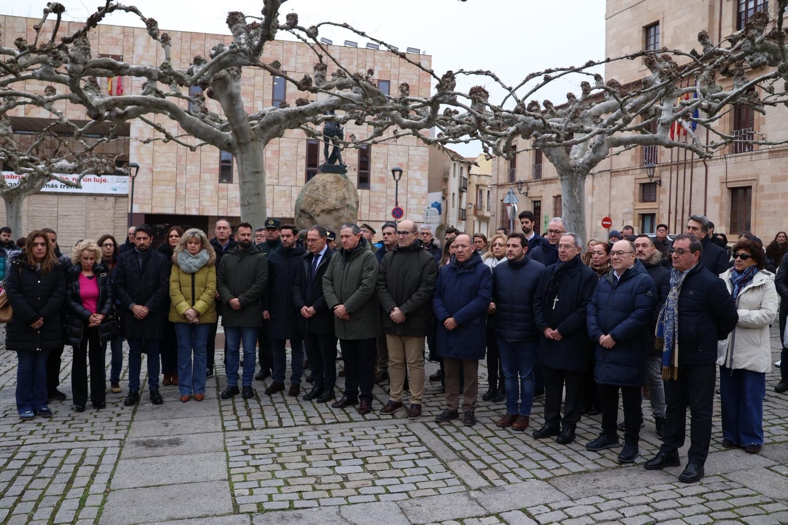 Representantes de las principales instituciones zamoranas guardan un minuto de silencio por el accidente ferroviario