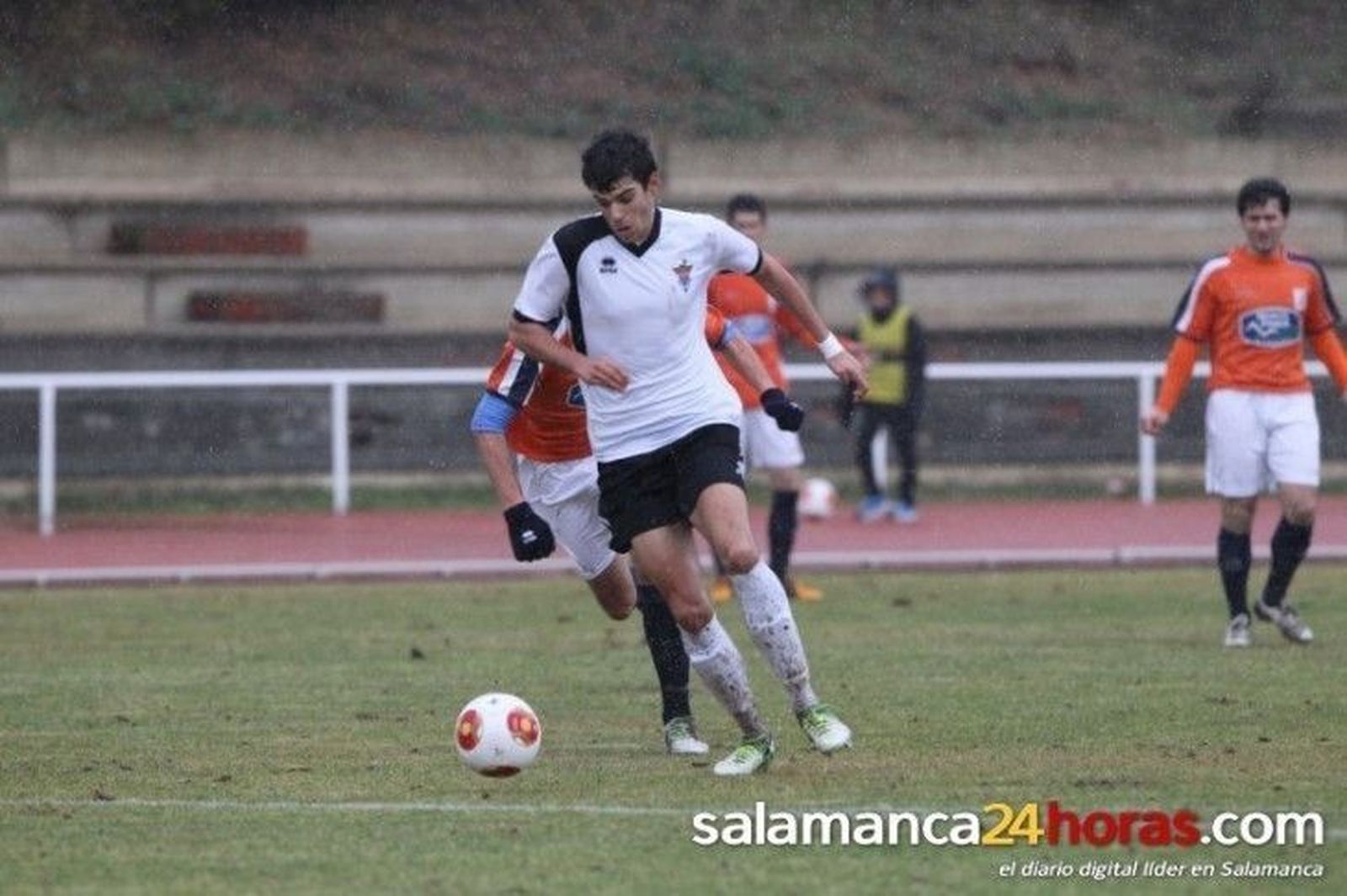 El Salmantino se echa una mano a sí mismo que le empuja a la salvación