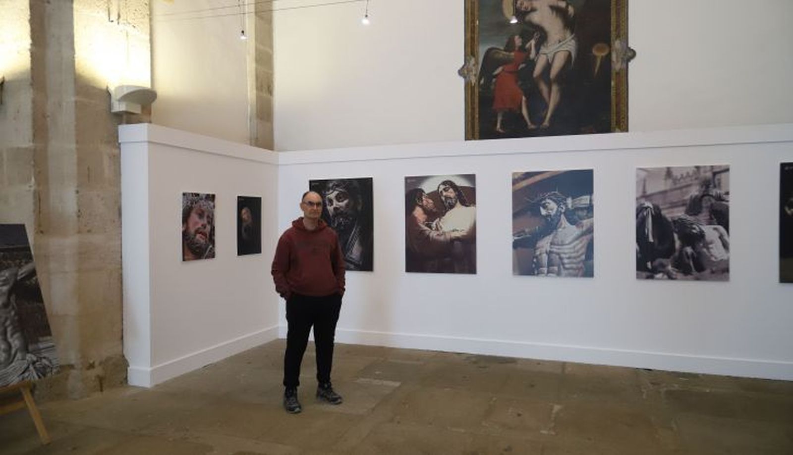 Paco González durante el montaje de su exposición 