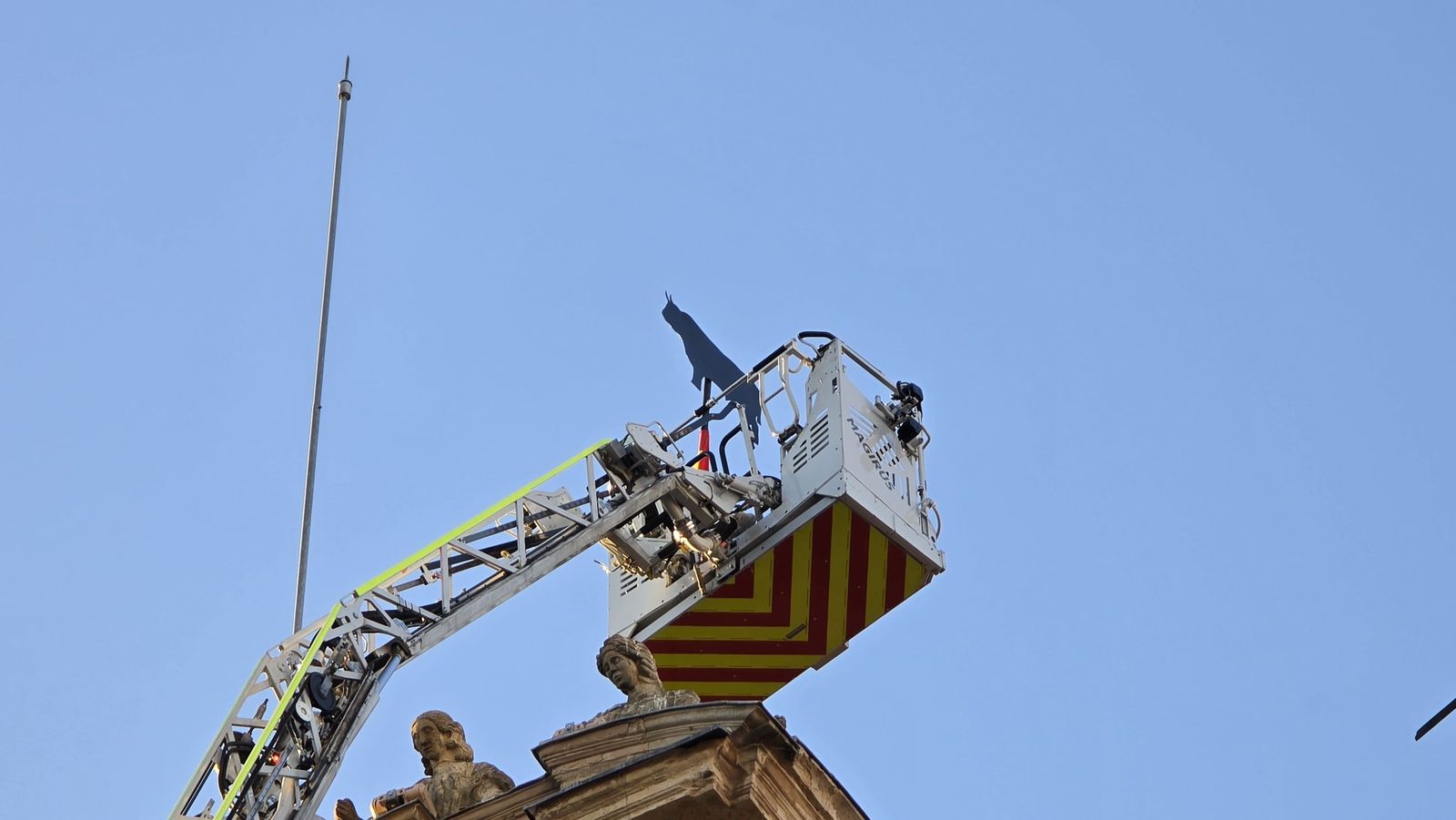 El alcalde de Salamanca, Carlos García Carbayo, y miembros de la Corporación Municipal asisten al tradicional acto de colocación de La Mariseca