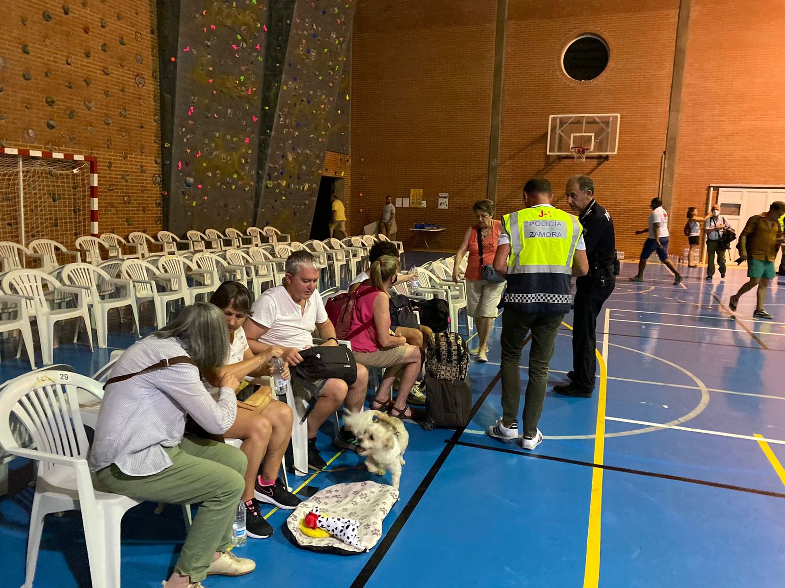 Realojo en la Ciudad Deportiva de los vecinos de Tábara por el incendio Foto MaríaLorenzo (16)