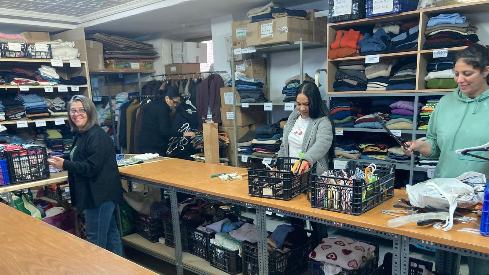 Voluntarias en el ropero solidario de la Asamblea de Apoyo a Personas Migrantes