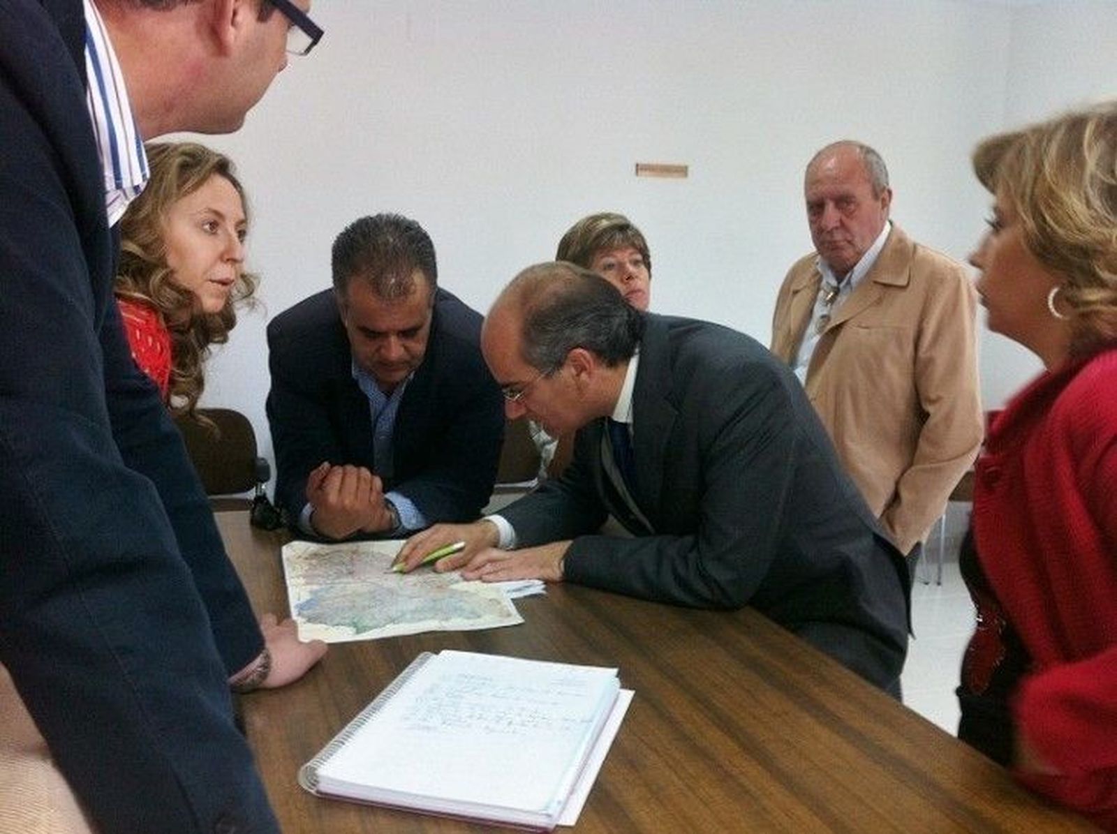 La Diputación valora mejorar la carretera Las Veguillas a San Pedro de Rozados