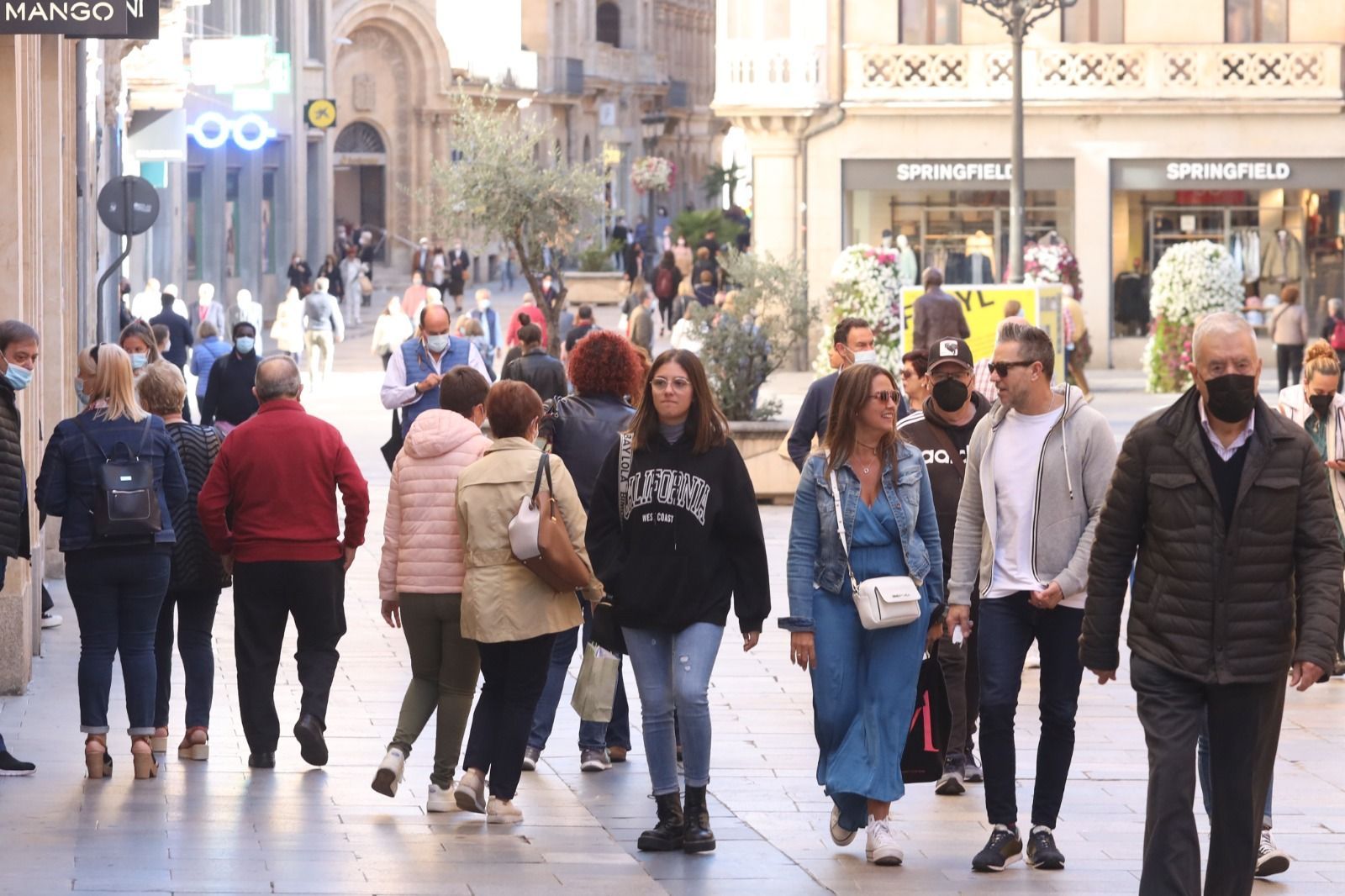 Ciudadanos paseando por las calles de Salamanca en otoño (5)