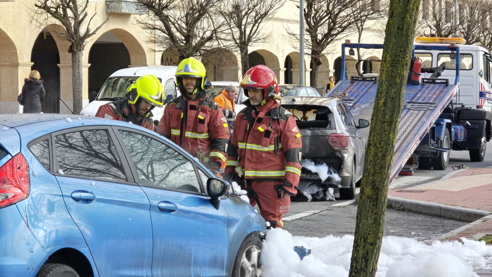 Arde un vehículo junto al cementerio de Salamanca