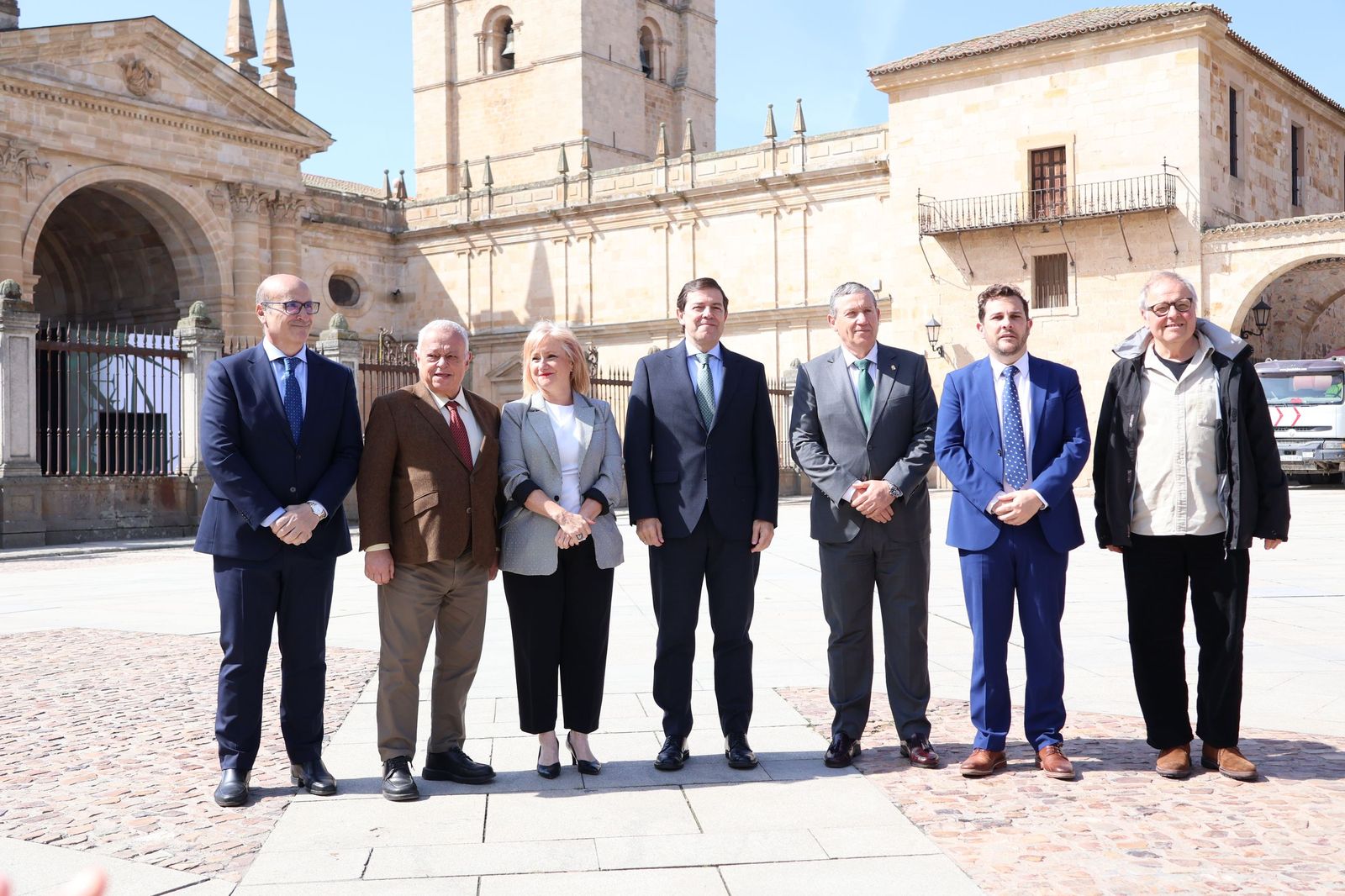 GALERÍA | La visita de Alfonso Fernández Mañueco a la Catedral de Zamora, en imágenes