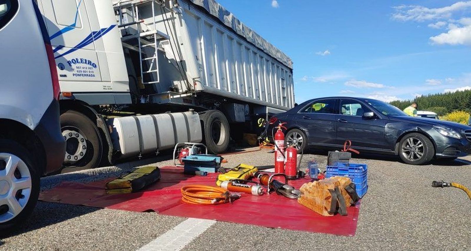 Imagen del accidente en la A 6 de los Bomberos de Ponferrada publicada por El Bierzo Digital