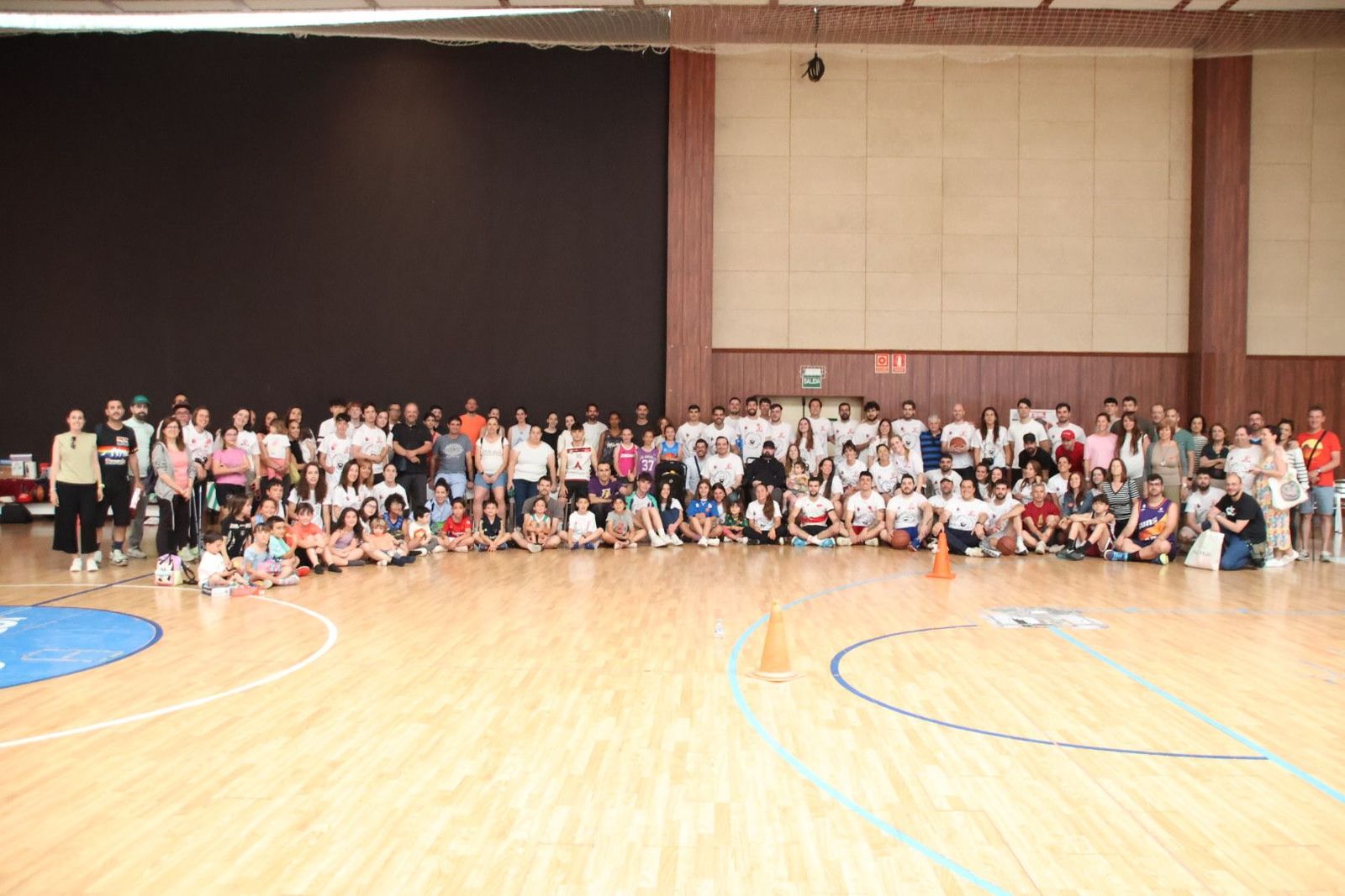 Cheto (vestido de negro en la mitad de la imagen) durante la II Jornada Benéfica de Basket
