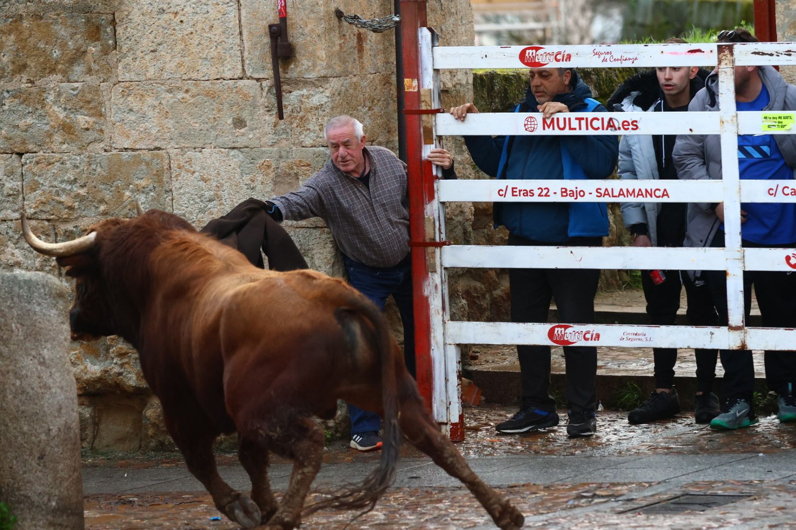 Toro del aguardiente en la mañana de martes del Carnaval del Toro 2026