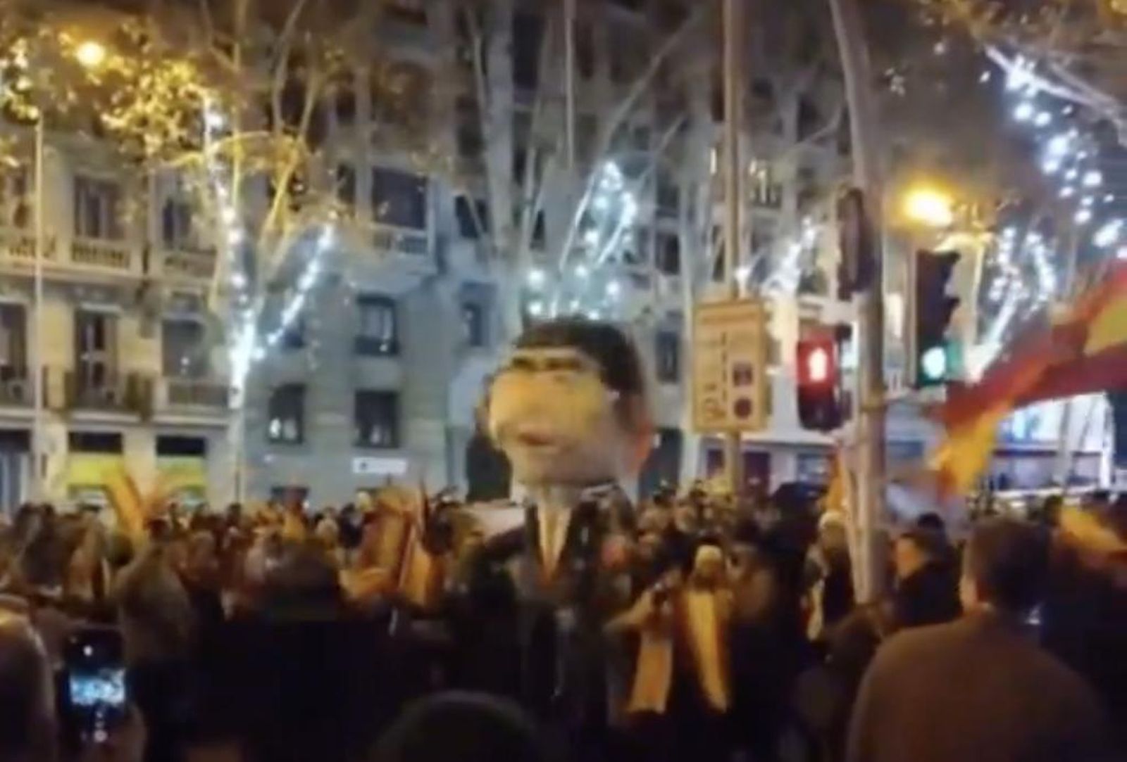 Captura del vídeo del apaleamiento del muñeco de Pedro Sánchez