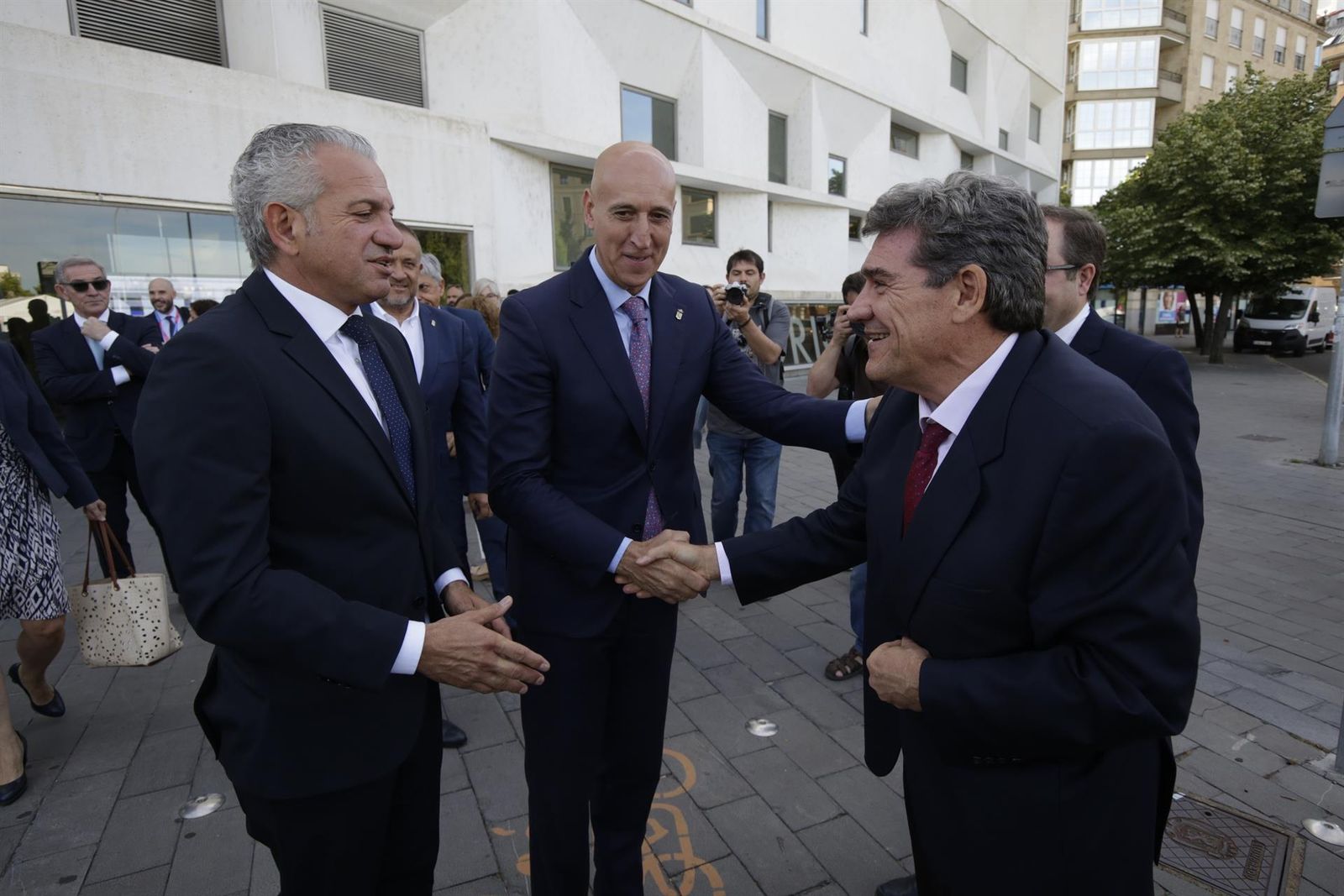 (I-D) El delegado del Gobierno en Castilla y León, Nicanor Sen; el alcalde de León, José Antonio Diez y el ministro para la Transformación Digital y de la Función Pública, José Luis Escrivá, llegan al Cybersecurity Summer Bootcamp. - Fernando Otero - Europa Press