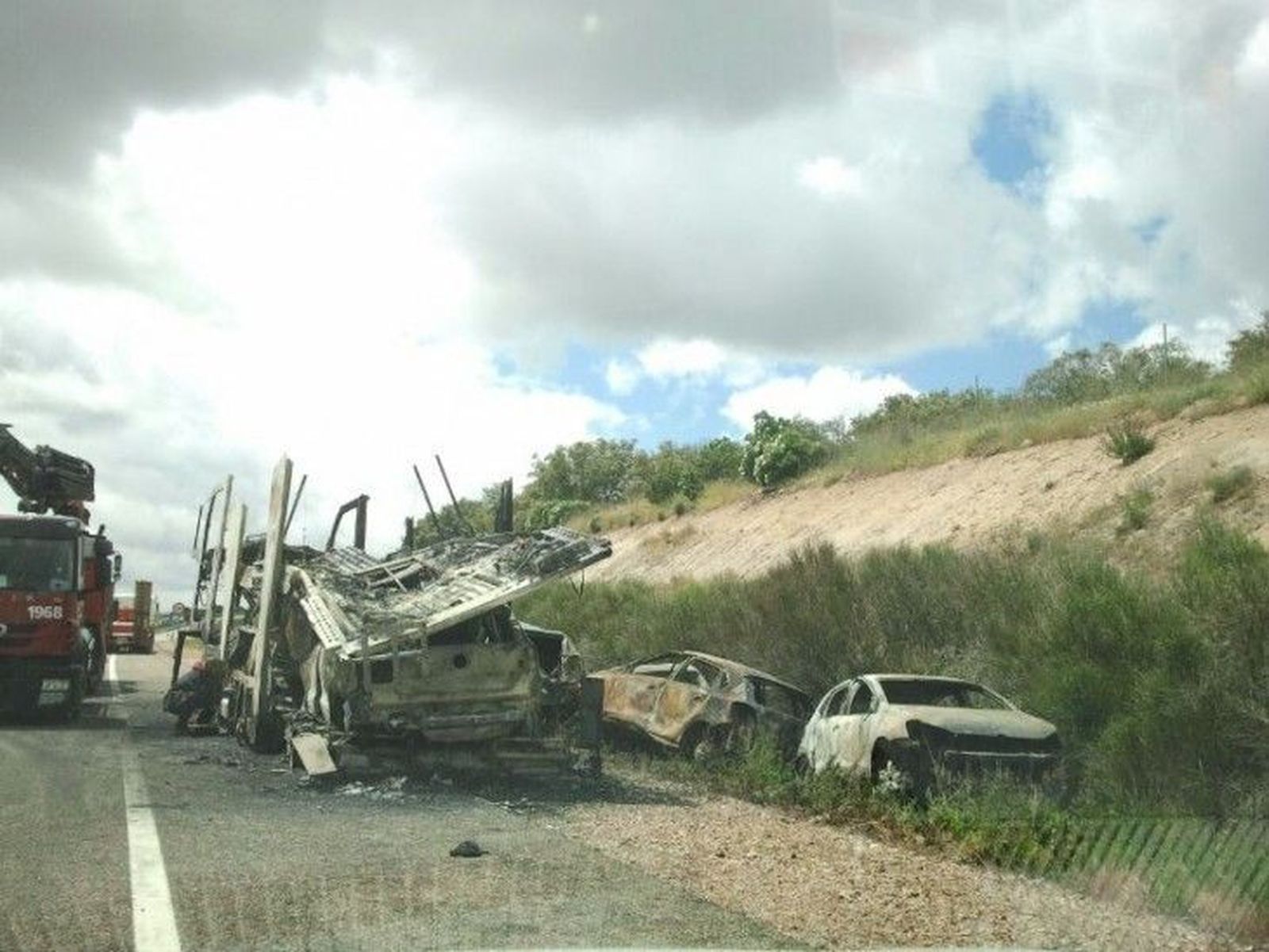 Arde un camión cargado de vehículos en Aldehuela de la Bóveda