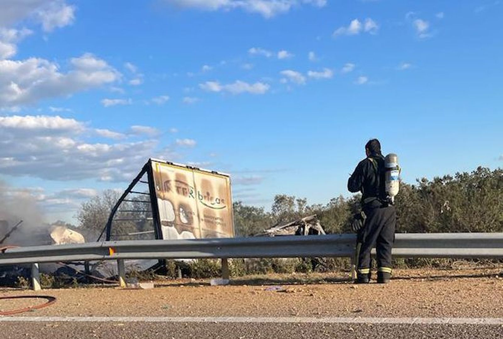 los-bomberos-trabajan-para-sofocar-las-llamas-en-el-camion-1