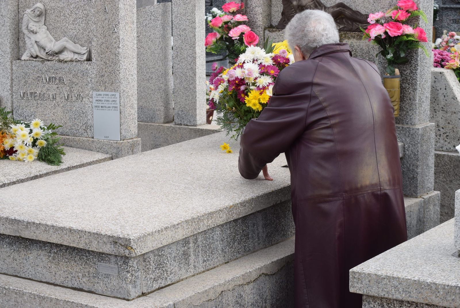 La sociedad zamorana acude al cementerio en el Día de Todos los Santos