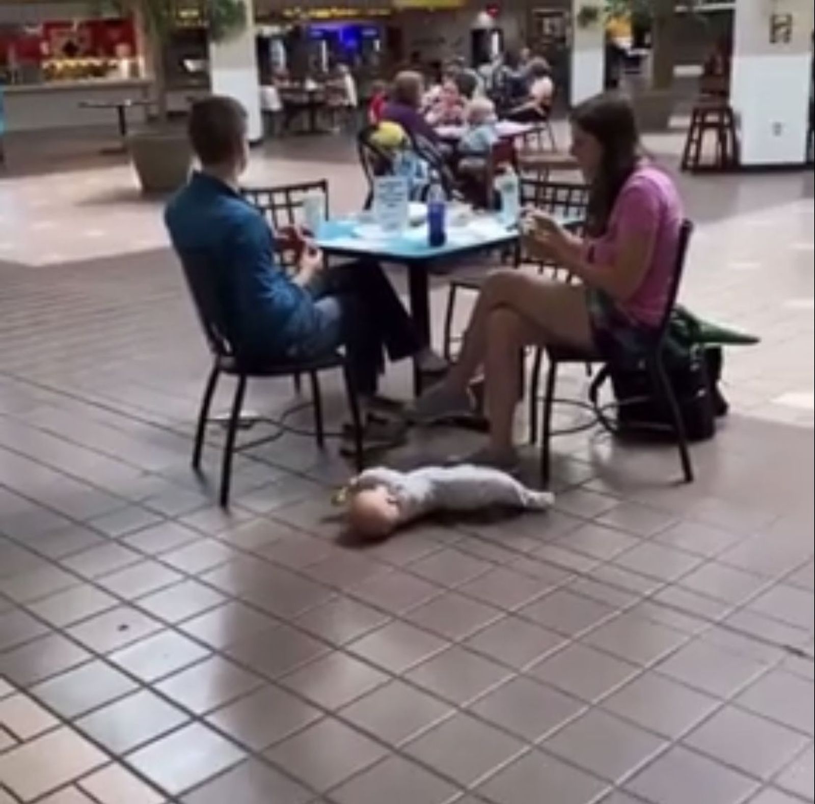 Fragmento del vídeo dónde se puede ver al pequeño en el suelo. TikTok