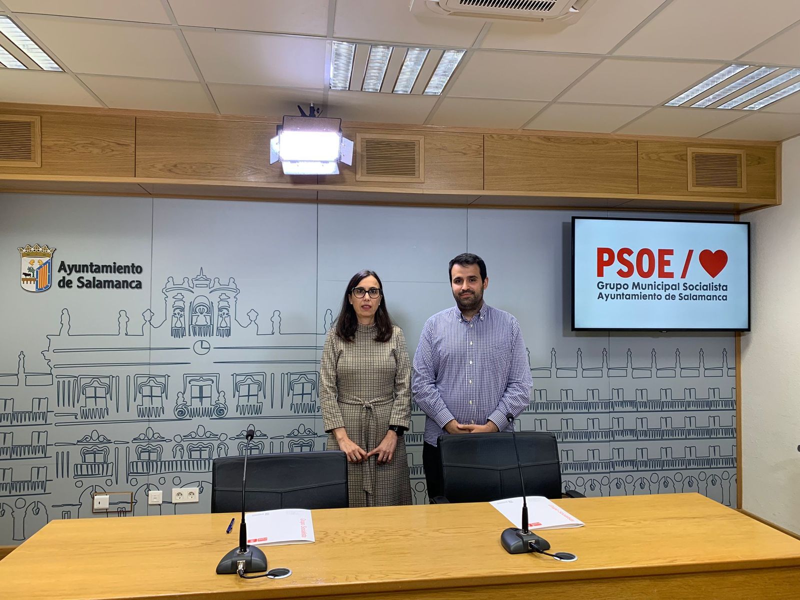 Los concejales del Grupo Municipal Socialista en el Ayuntamiento de Salamanca Álvaro Antolín y María Jesús Santa María.