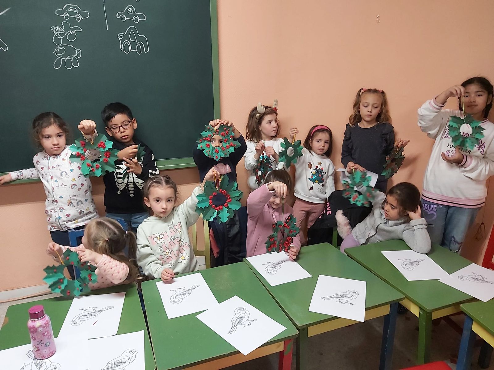 un-taller-de-adornos-de-acebos-para-ninos-en-terradillos-5