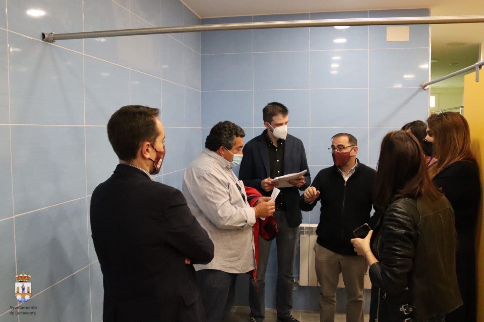 Benavente luce nuevos vestuarios masculinos en la piscina municipal