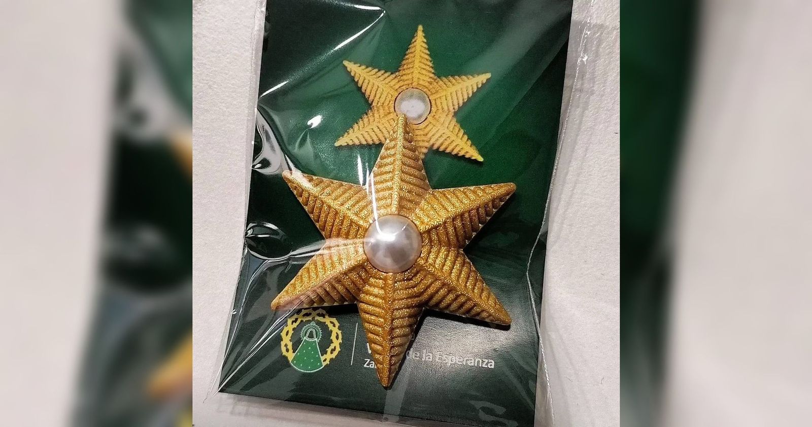 Pines y broches elaborados por la Cofradía de la Virgen de la Esperanza