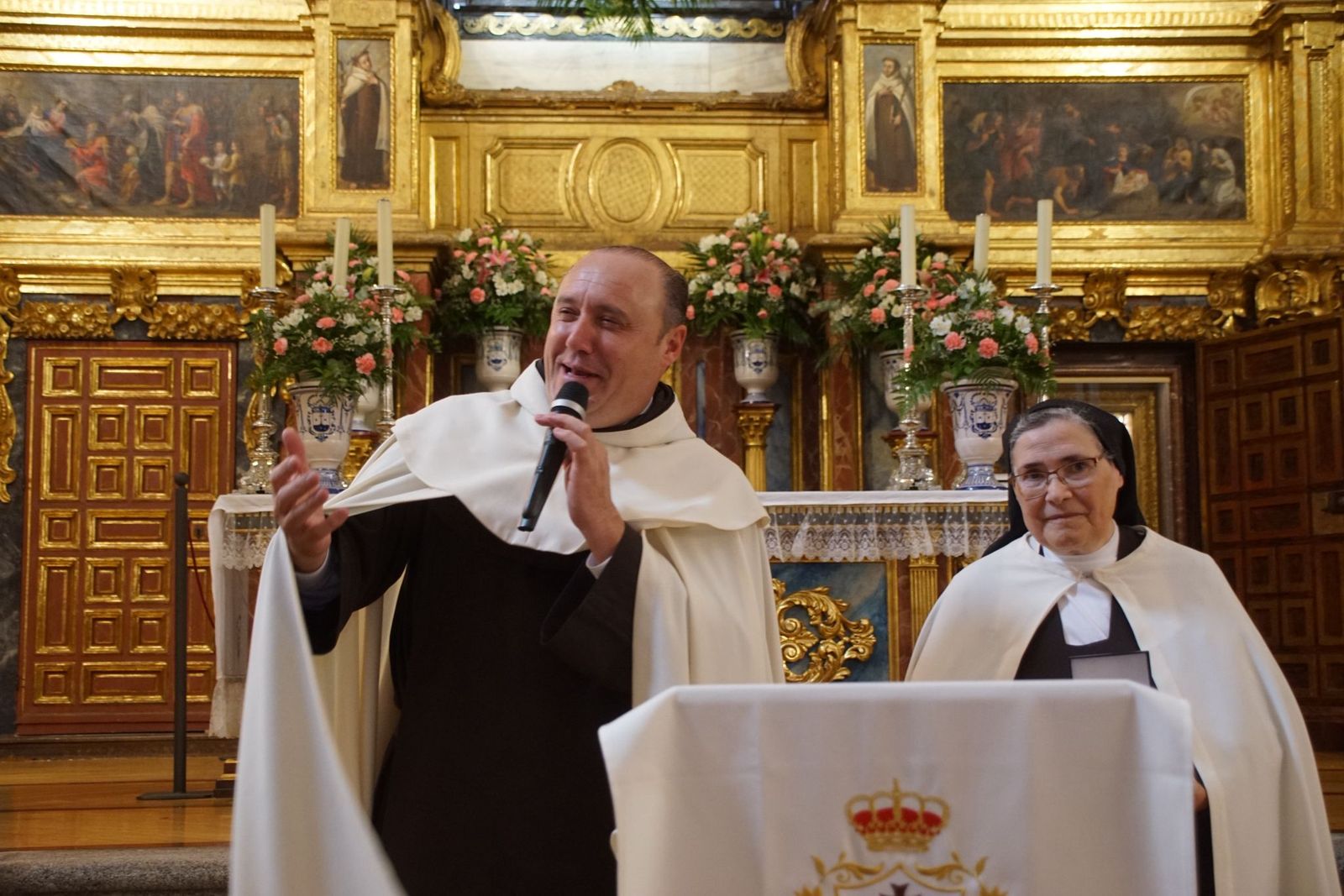 Alba nombra hijo adoptivo al prior Miguel Angel González  (15).jpeg