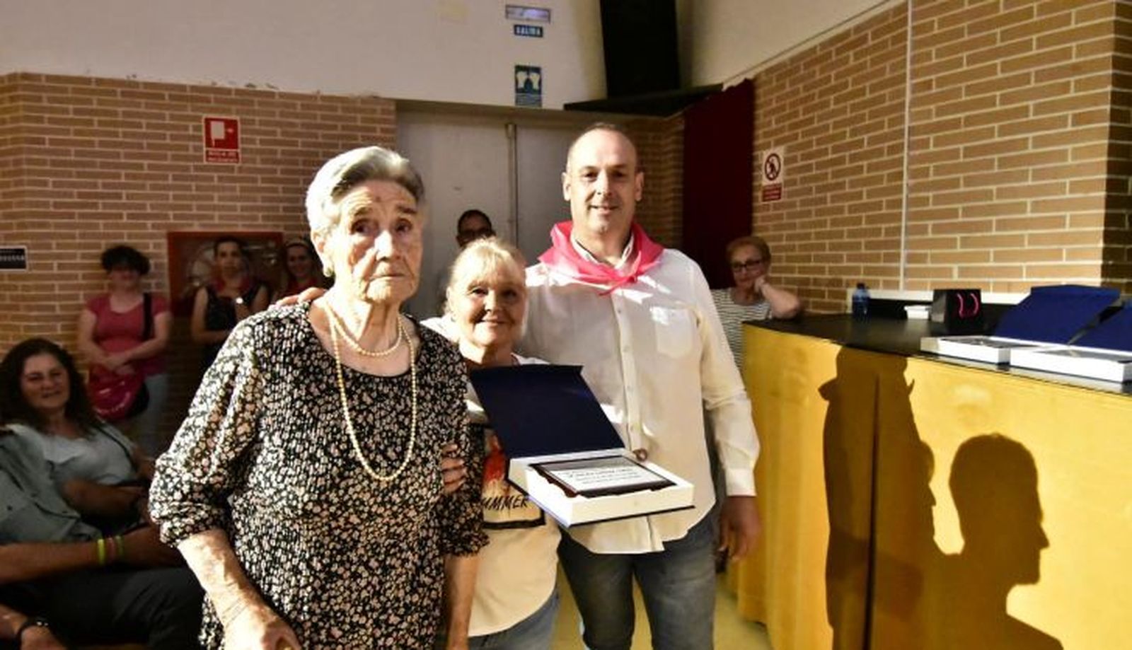 Entrega de placas a los vecinos de Sancti Spíritus por sus fiestas patronales 2022 11