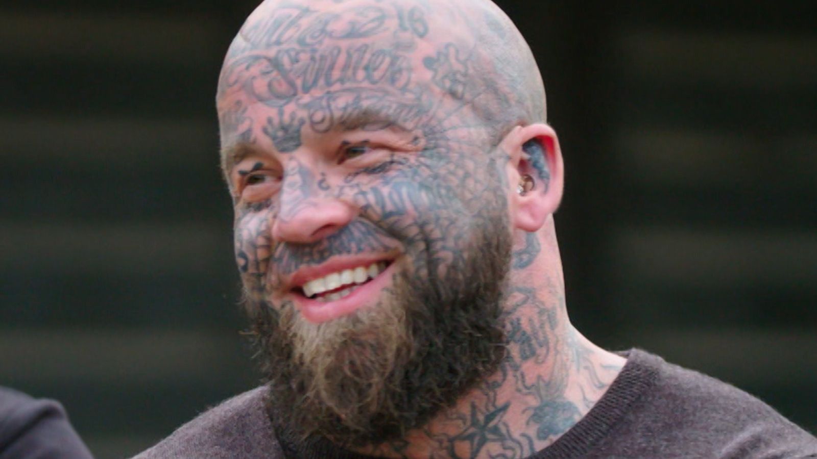 Hombre tatuado con tatuajes nazis