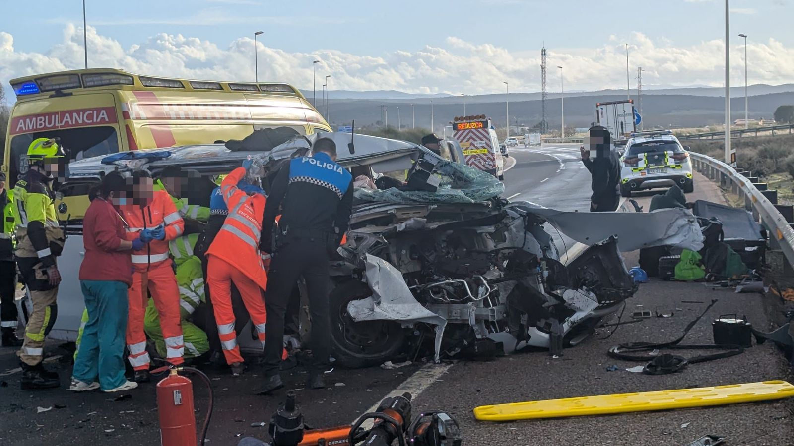 Varios atrapados en un accidente en la A62