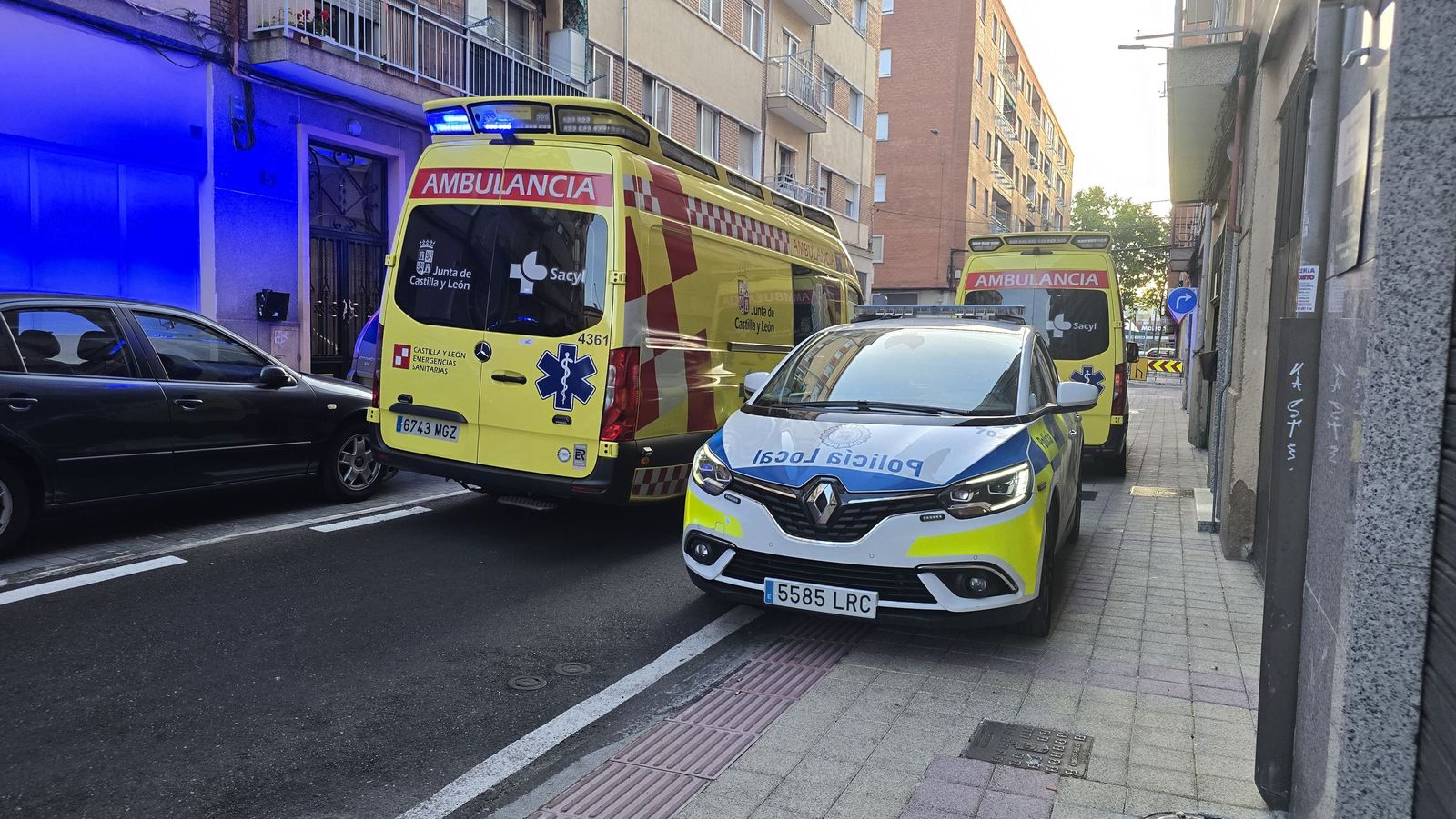 Policía y ambulancia en calle Petunias, Salamanca