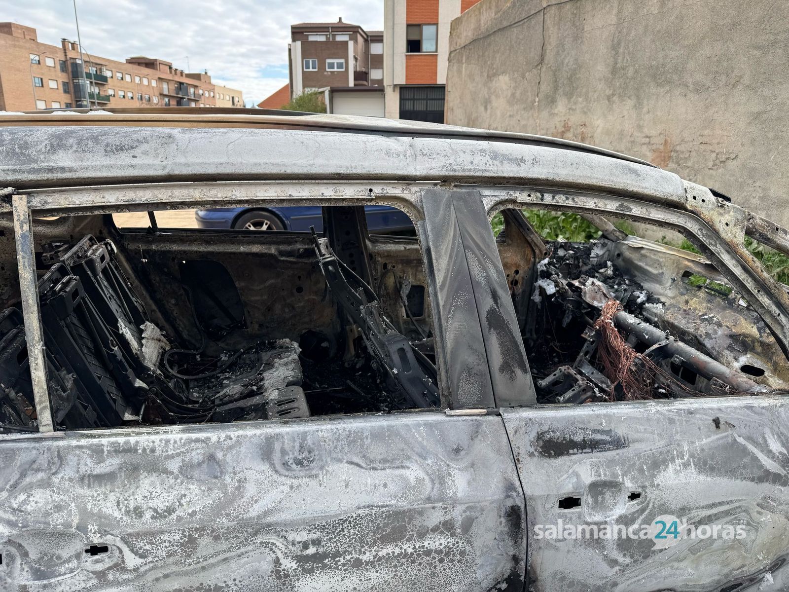 Coche calcinado en la calle La Uva, en el barrio de Chamberí Coche calcinado en la calle La Uva, en el barrio de Chamberí