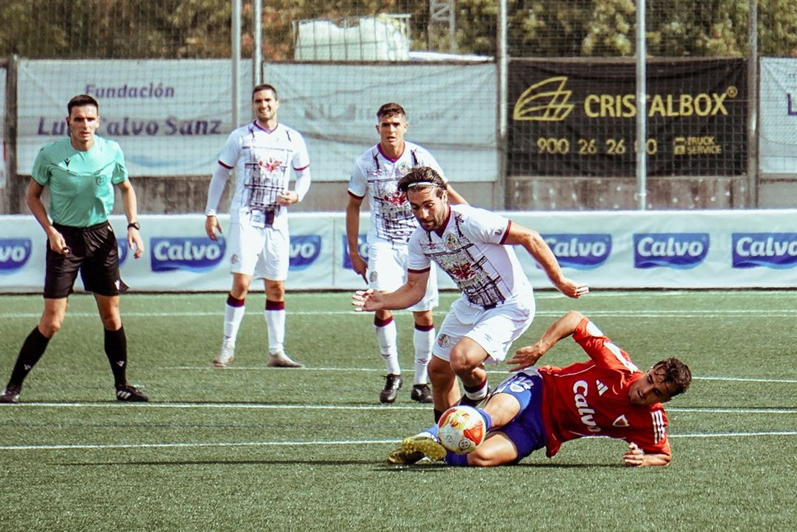 Mancebo pelea un balón ante el Bergantiños