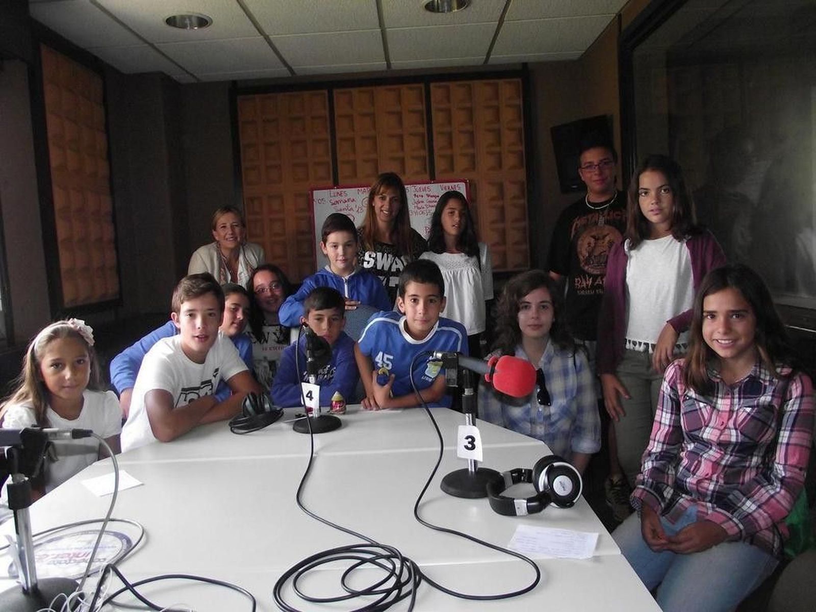 Más de una decena de jóvenes visitan la emisora de Radio Béjar