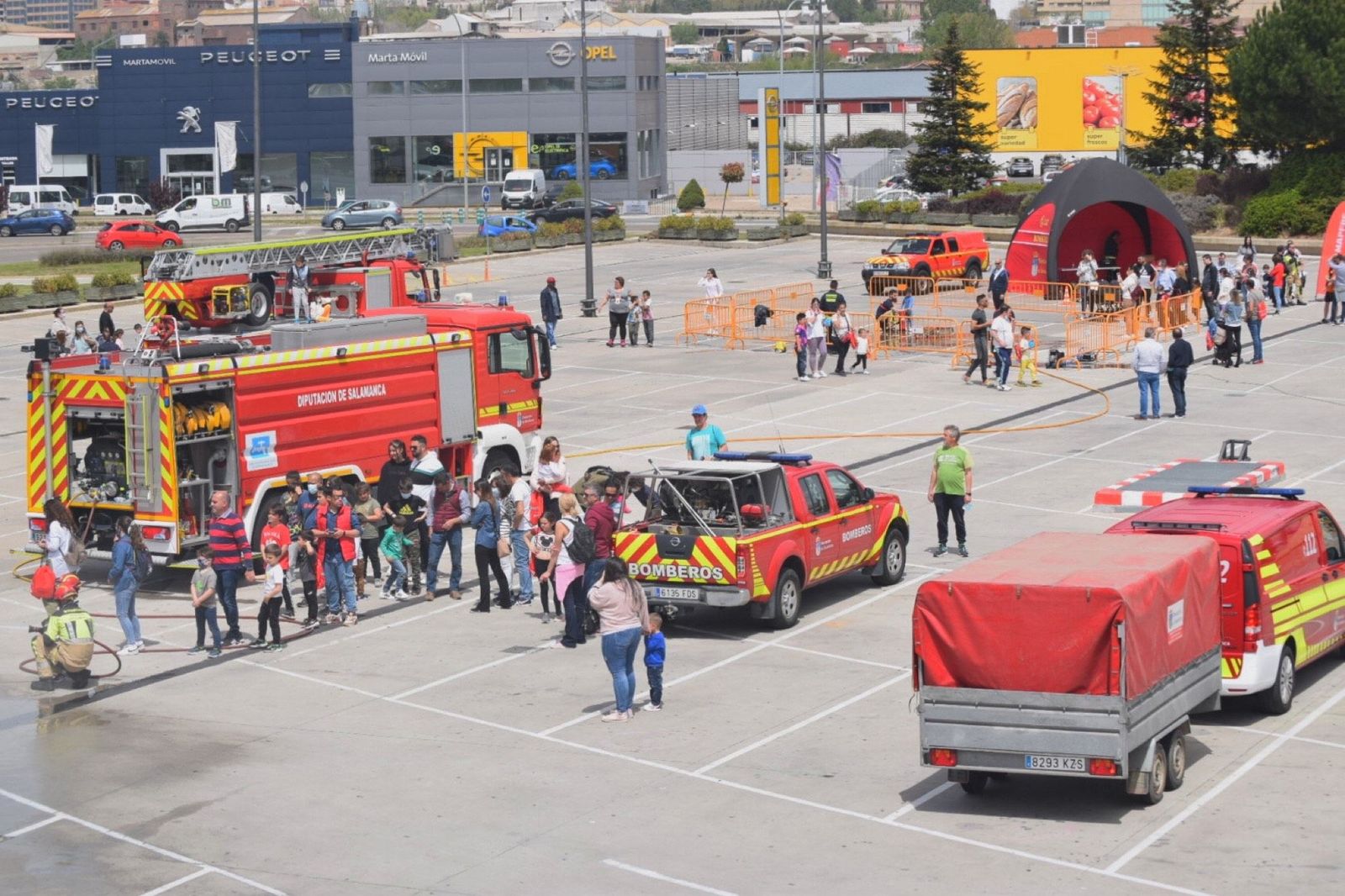 Exposición de los bomberos de la Diputación de Salamanca llevada a cabo en el parking del Centro Comercial El Tormes en la mañana de este sábado | Samuel Mellado
