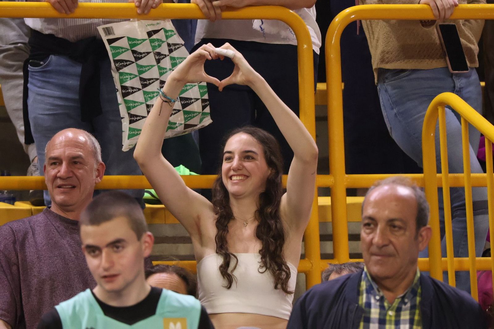 Iyana Martín, durante el partido entre Perfumerías Avenida - Valencia Basket | FOTO ANDREA MATEOS
