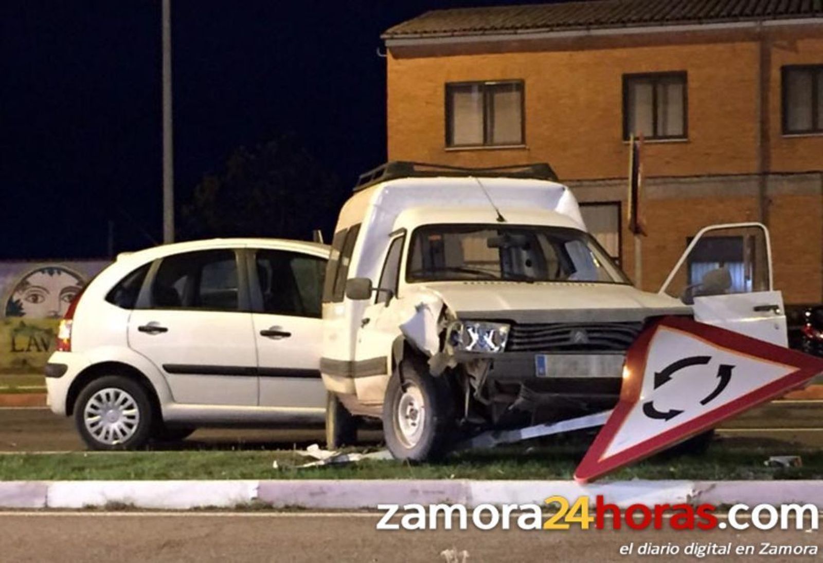 Tres heridos en una colisión entre dos vehículos en el Centro Comercial Vista Alegre