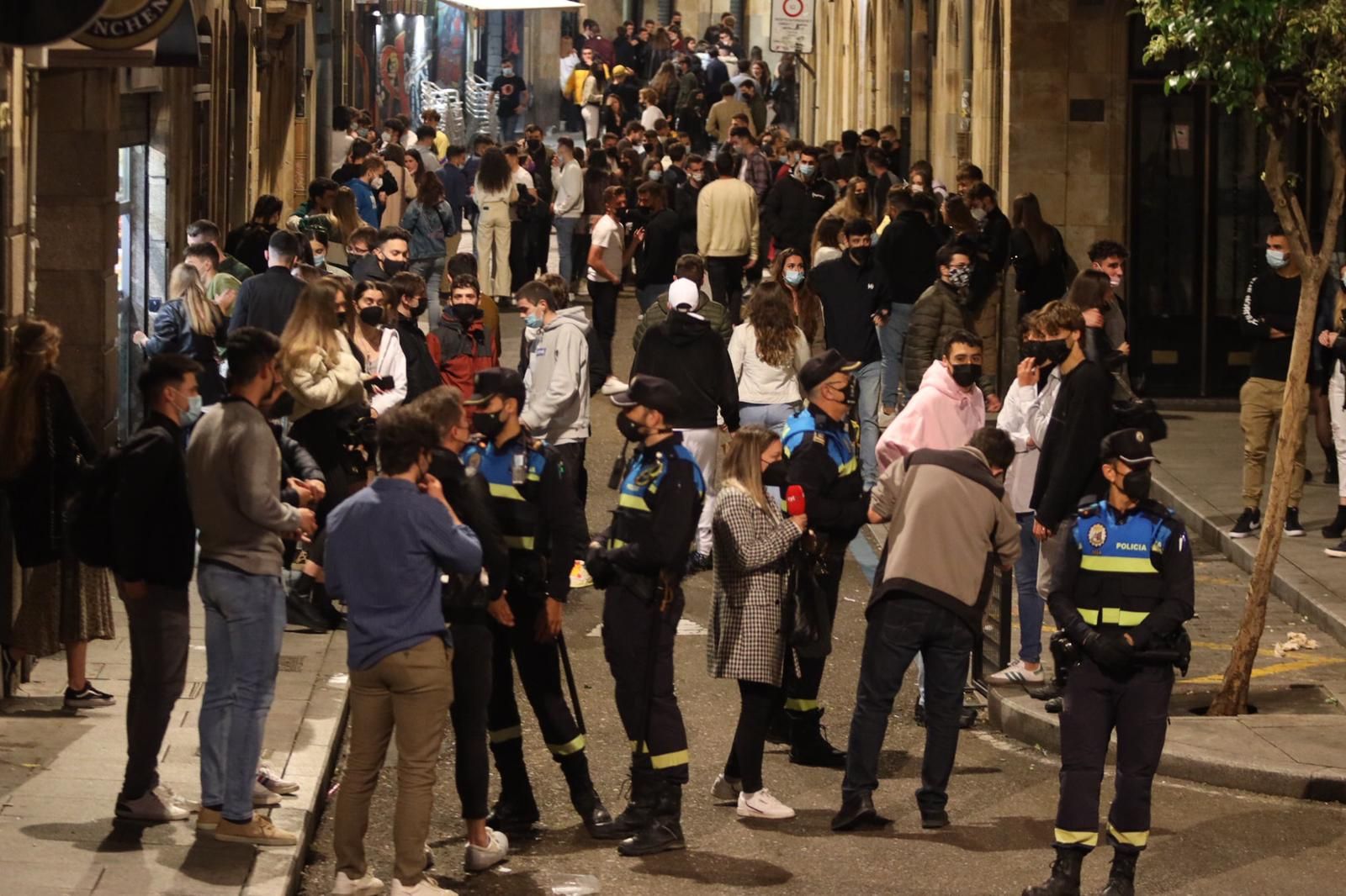 Imagen de archivo de policías multando en una noche de fiesta en la calle Varillas, típica zona de ocio nocturno en Salamanca