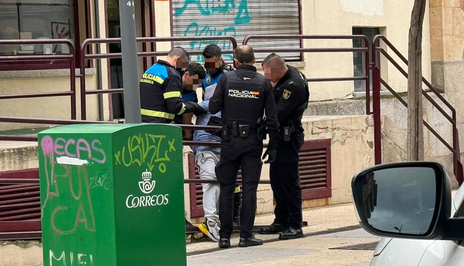 La Policía detiene a un hombre en la calle García de Quiñones