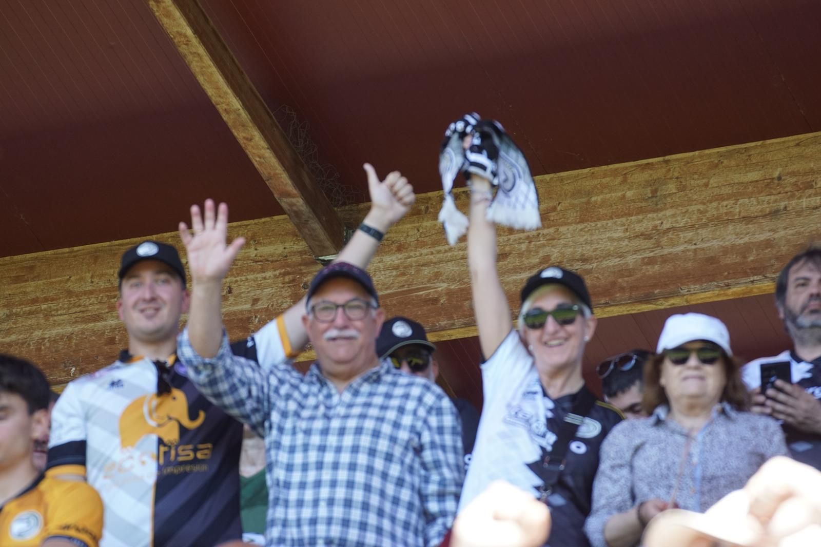 Gran ambiente en la grada para ver el partido entre Zamora - Unionistas en el Estadio Ruta de la Plata