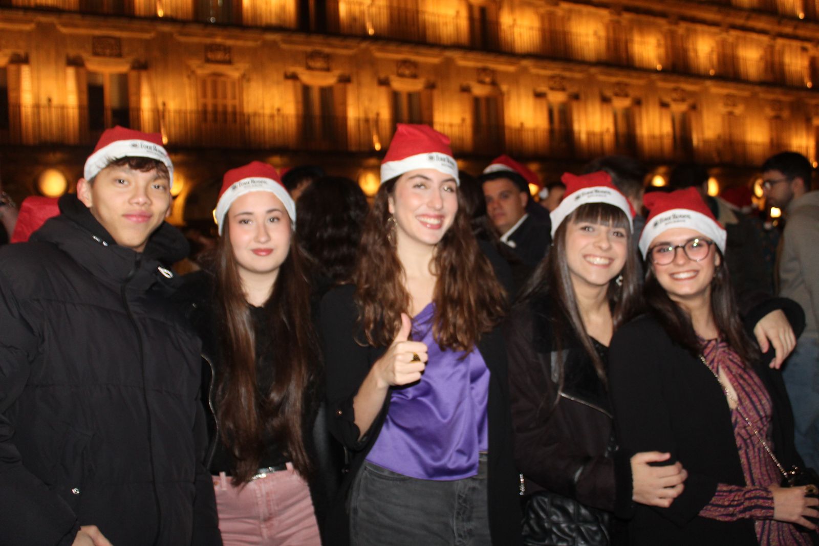 Miles de personas disfrutan de las campanadas y la fiesta del Fin de Año Universitario